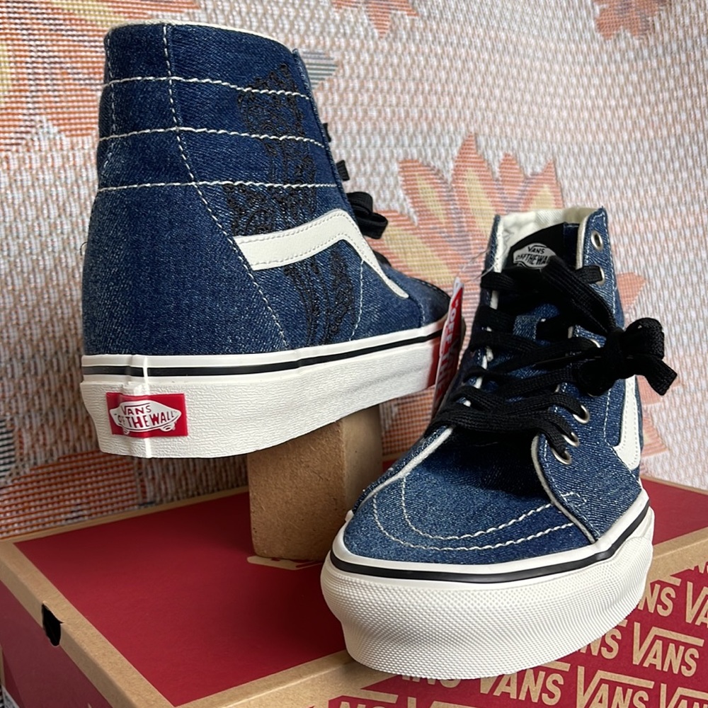 Vans WMNS Sk8-Hi Tapered
Denim Embroidery Navy/White
VNOA5KRUNAV
Sneakers - Picture 10 of 16